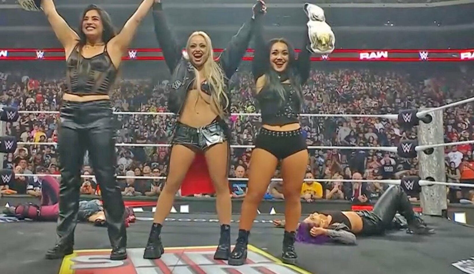 リングを占拠したラケル・ロドリゲス､リブ・モーガン､ロクサーヌ・ペレス（©AbemaTV, Inc.）