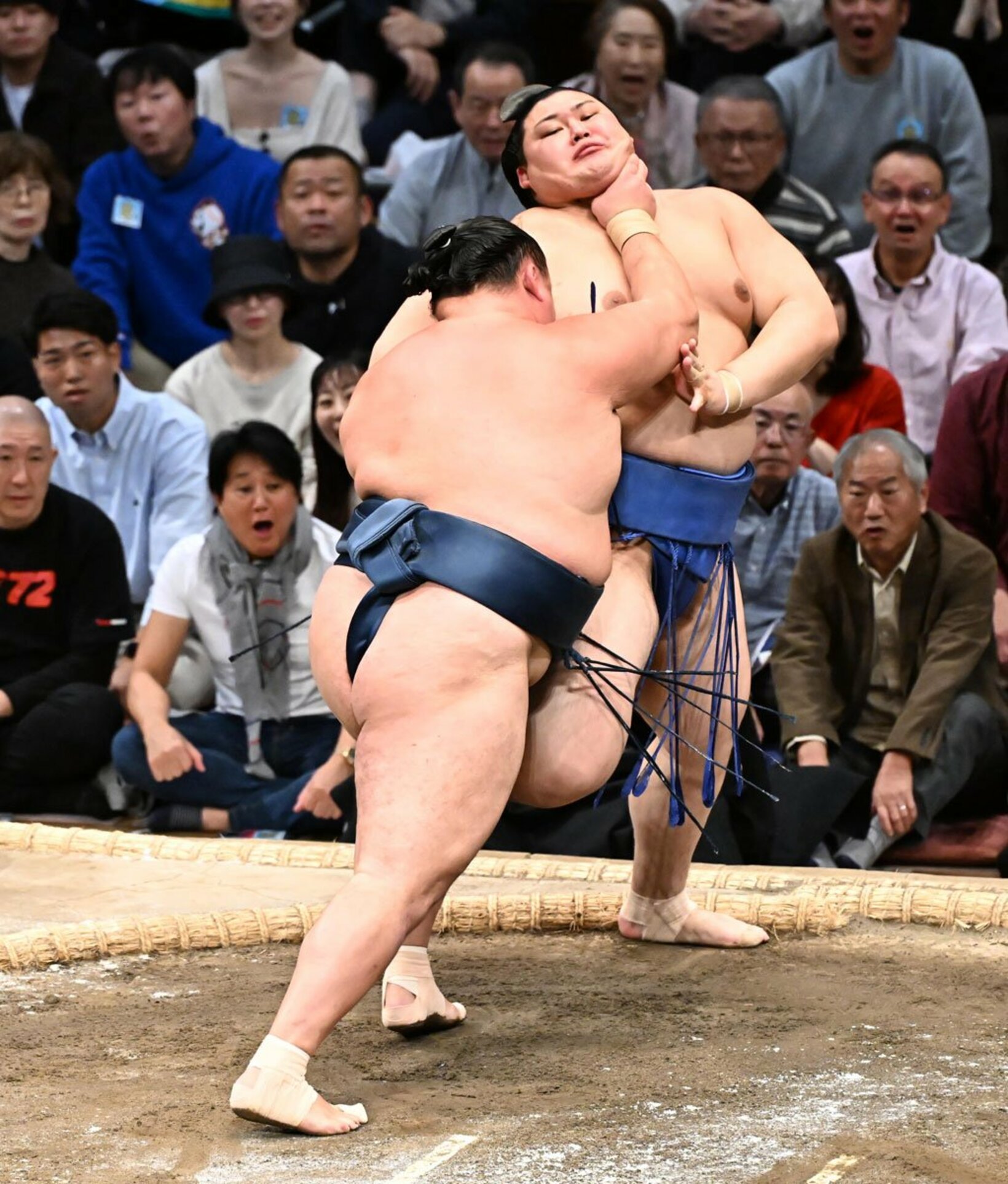 大の里(奥)をノド輪で土俵際まで追い詰めた玉鷲