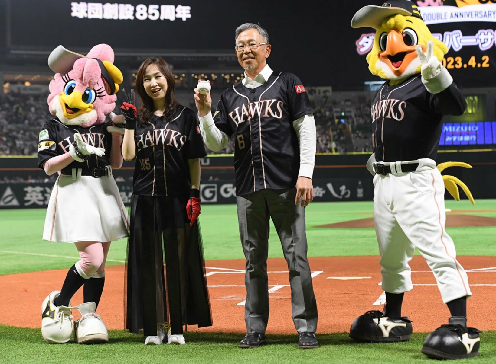 セレモニアピッチに登場した森口博子（左）と球団ＯＢの湯上谷竑志氏