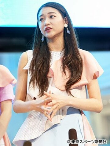 報道陣のの質問に答える和田彩花