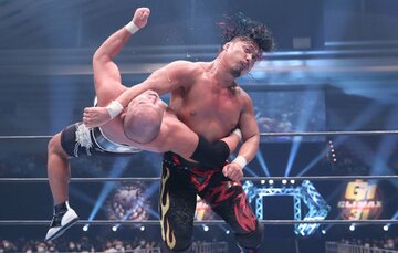  石井(左)との肉弾戦を制した鷹木（東スポWeb）