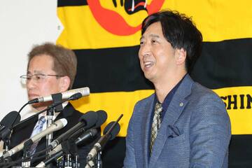 粟井一夫球団社長（左）と藤川球児監督