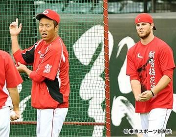 全体練習で汗を流す黒田（左）。右は黒田の２００勝Tシャツを着たヘーゲンズ