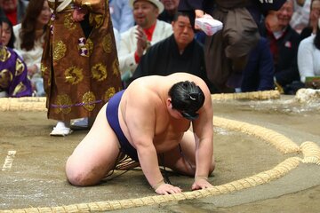 ３連敗を喫し、土俵にうずくまる大の里
