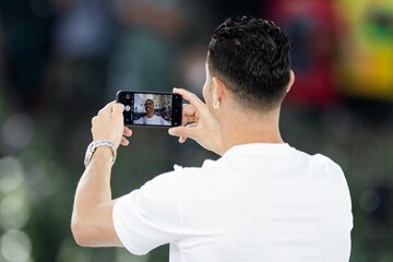  スマホで自撮りするロナウド。長男の携帯電話所有には“待った”（ロイター）