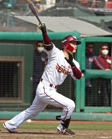  佐々木朗から逆転二塁打を放った西川（東スポWeb）