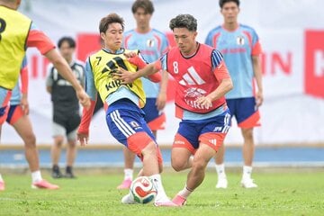 鎌田大地（右）としのぎを削る塩貝健人