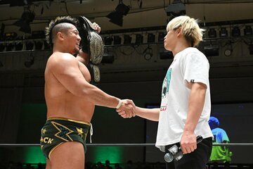 11・9のGHC王座奪取直後に、先輩の清宮海斗(右)をV1戦の相手に指名した稲村愛輝