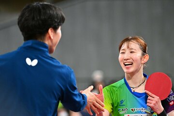 勝利し笑顔でコーチに駆け寄る早田ひな