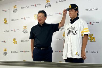 支配下選手登録された宮崎颯。左は三笠GM