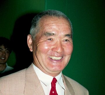 ガルベス問題の責任を取って丸刈り姿になった巨人・長嶋茂雄監督（当時）