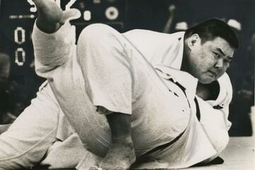 1986年、全日本選手権決勝で藤原敬生さんを押さえ込む正木嘉美さん
