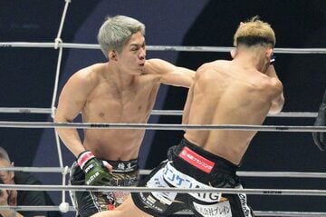 新居すぐる（右）を攻める秋元強真