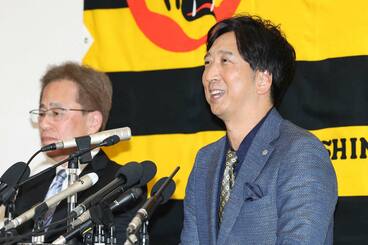 粟井一夫球団社長(左)と藤川球児監督