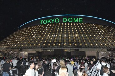 嵐の最終公演が終了し、名残惜しそうに東京ドームを後にするファンたち
