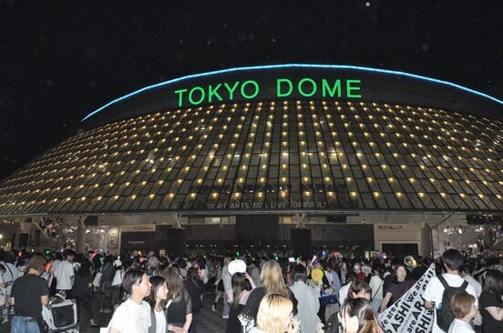 嵐の最終公演が終了し、名残惜しそうに東京ドームを後にするファンたち