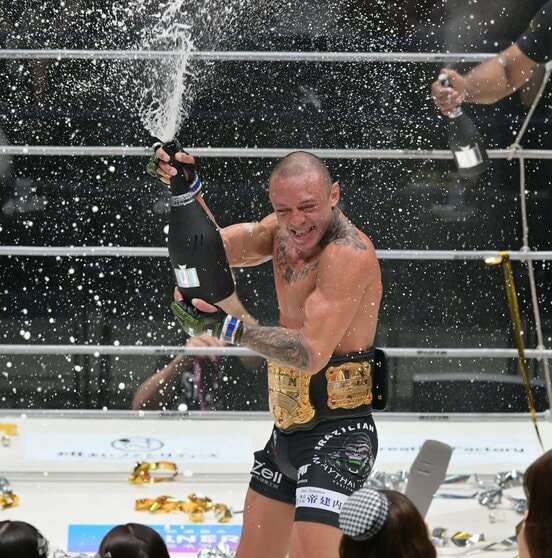 イルホム・ノジモフを右フックあおき一撃で下し、シャンパンファイトで喜ぶルイス・グスタボ
