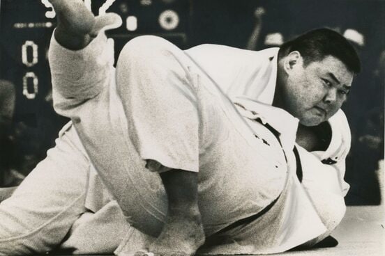 1986年、全日本選手権決勝で藤原敬生さんを押さえ込む正木嘉美さん