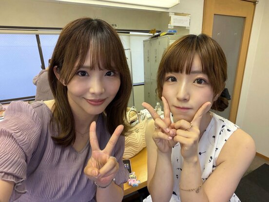 旧知の佐倉絆(右)と再会した松村香織