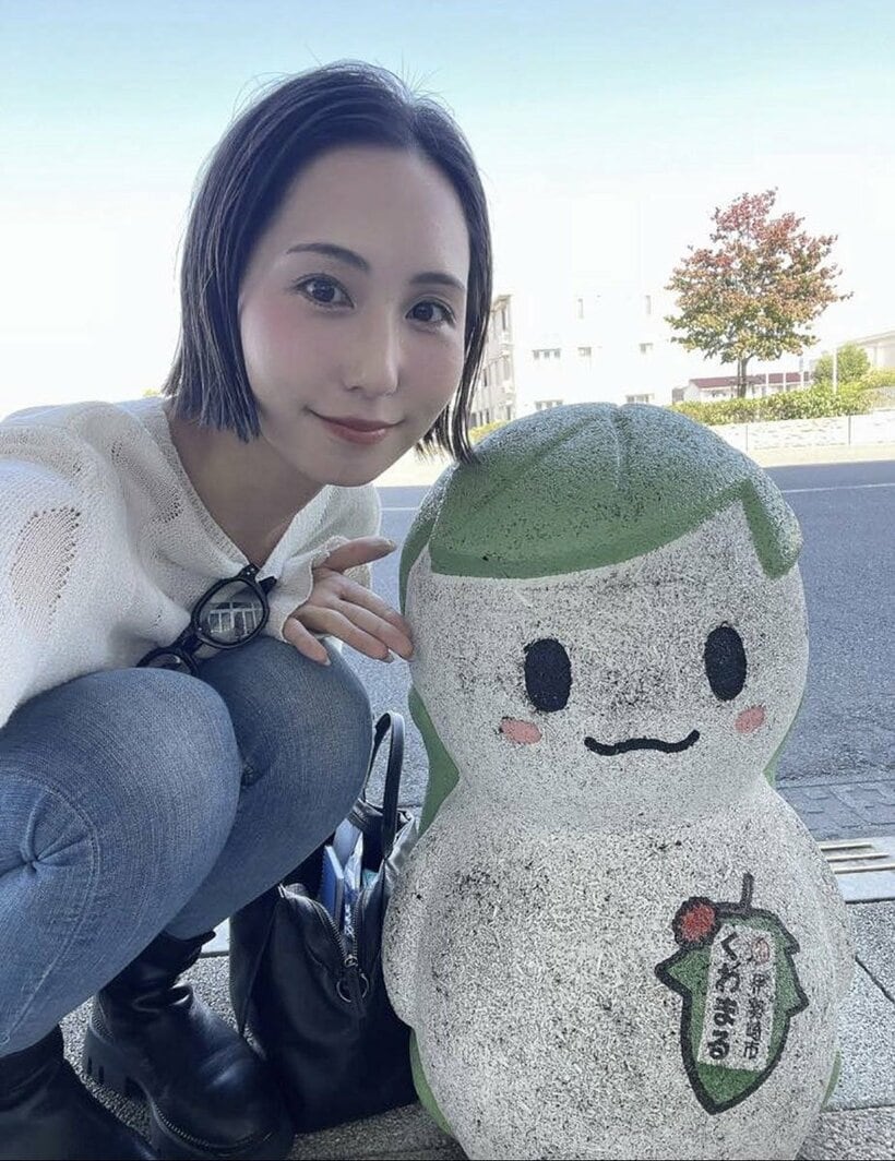 伊勢崎市ＰＲキャラクター「くわまる」(右)と渚