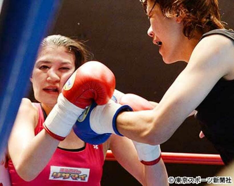 カイ・ジョンソン（右）の強烈なパンチを浴びる高野人母美