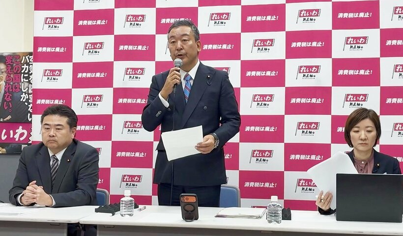 釈明する多ケ谷副代表と高井幹事長(左)、大石共同代表(右)