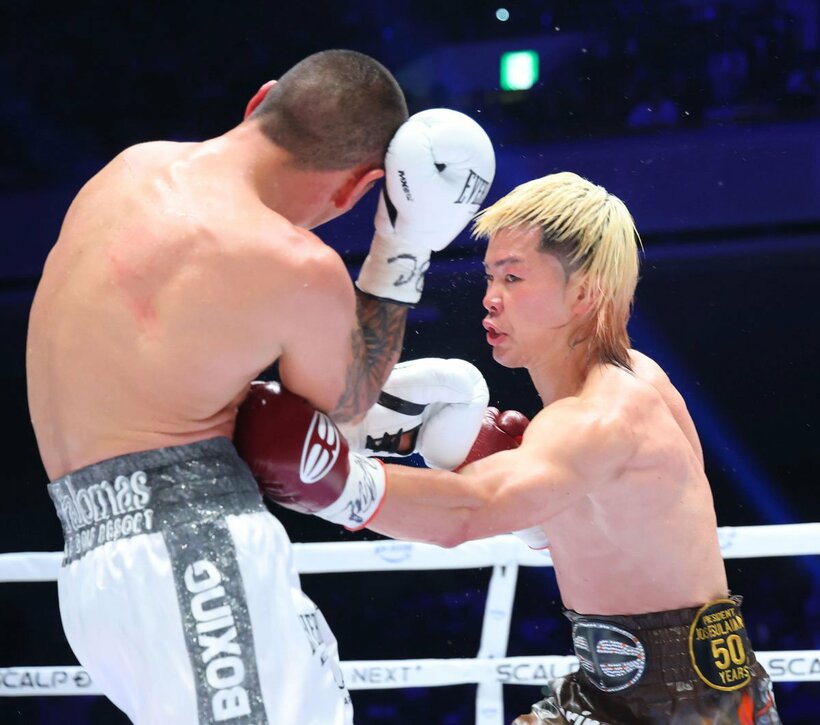 エストラダ（左）に左ボディーを見舞う那須川天心