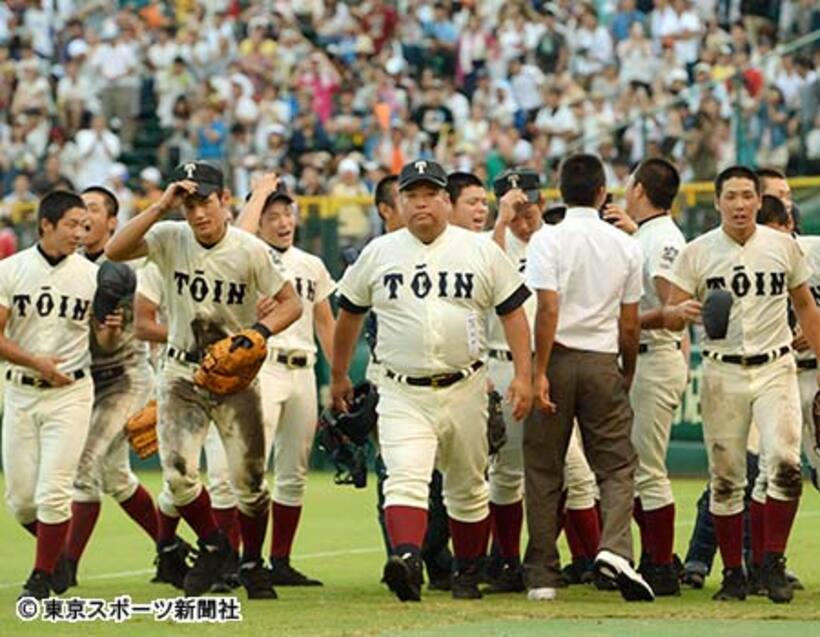 西谷監督（中央）の巨漢ぶりは遠目にも目立つ