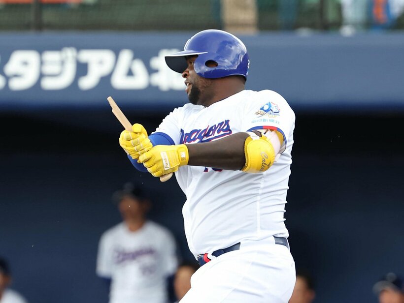 バットを折られながら右前打を放ったミゲル・サノー