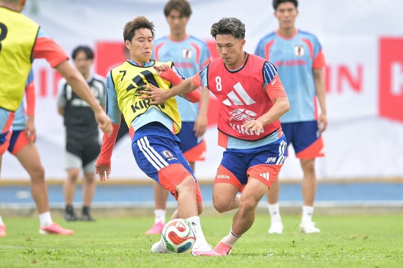 鎌田大地（右）としのぎを削る塩貝健人