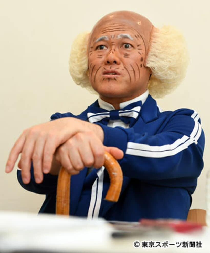 茂造の格好のままインタビューを受ける辻本