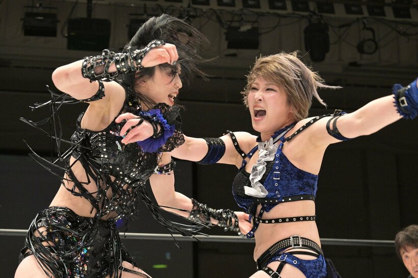 上谷沙弥（左）にエルボーを打ち込む安納サオリ