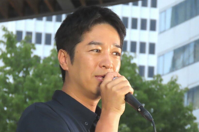 街頭演説する藤田文武共同代表