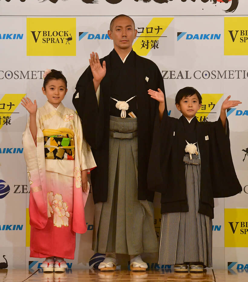  市川海老蔵（中）と娘の市川ぼたん（左）、息子の堀越勸玄君