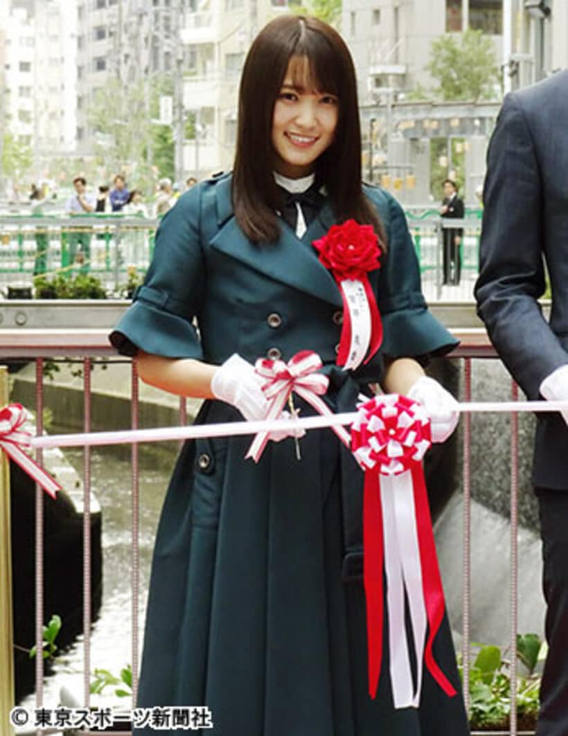  テープカットをする菅井友香