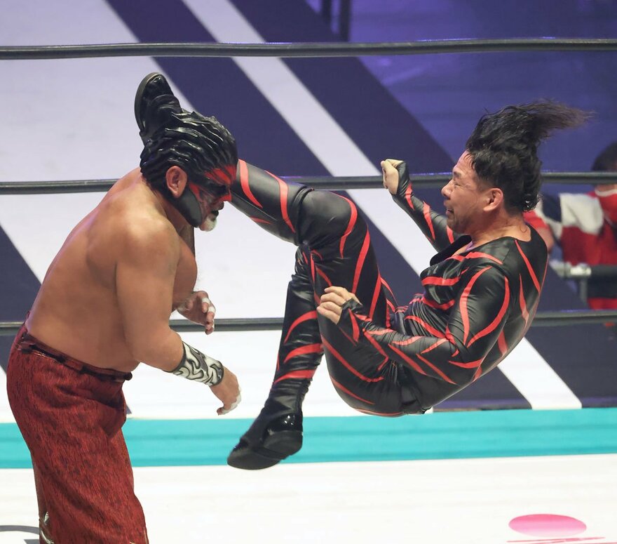 写真：【ノア】中邑真輔が衝撃の〝逆毒霧〟！ ムタ戦制し涙「超感激。奇跡をありがとう」 | 東スポWEB