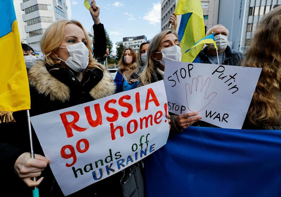  ロシアの侵攻に抗議する在日ウクライナ人たち（ロイター）
