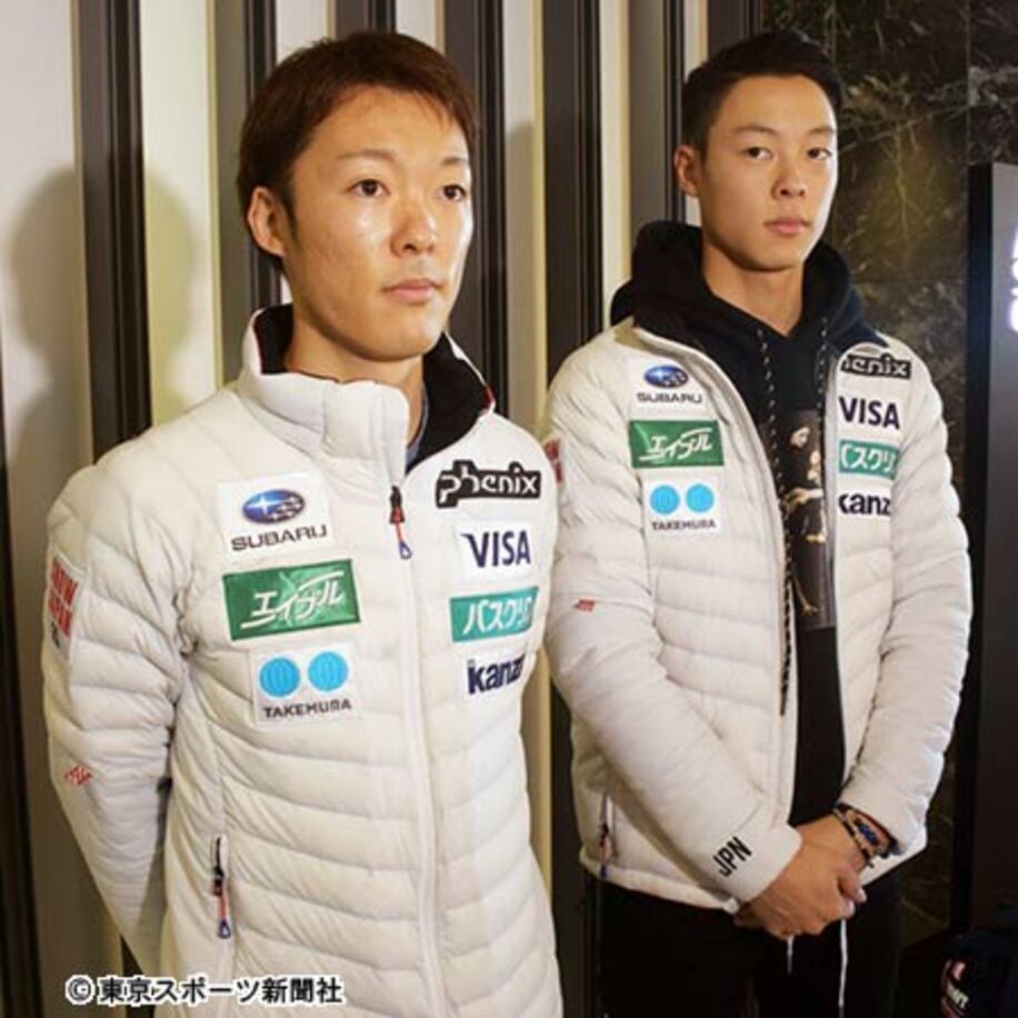  W杯開幕戦で優勝した小林潤志郎（左）と弟の陵侑