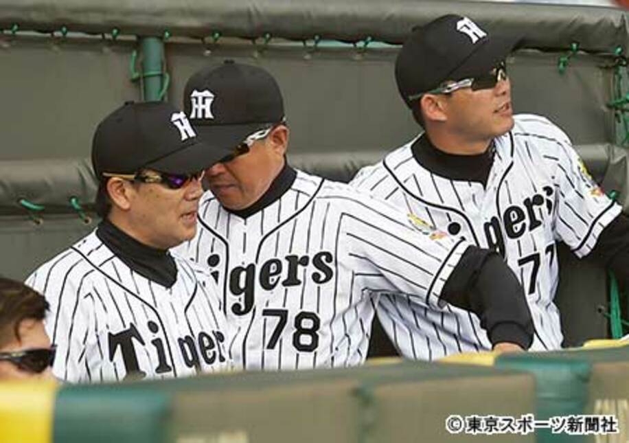和田監督（左）ら重苦しいムードに包まれる虎ベンチ