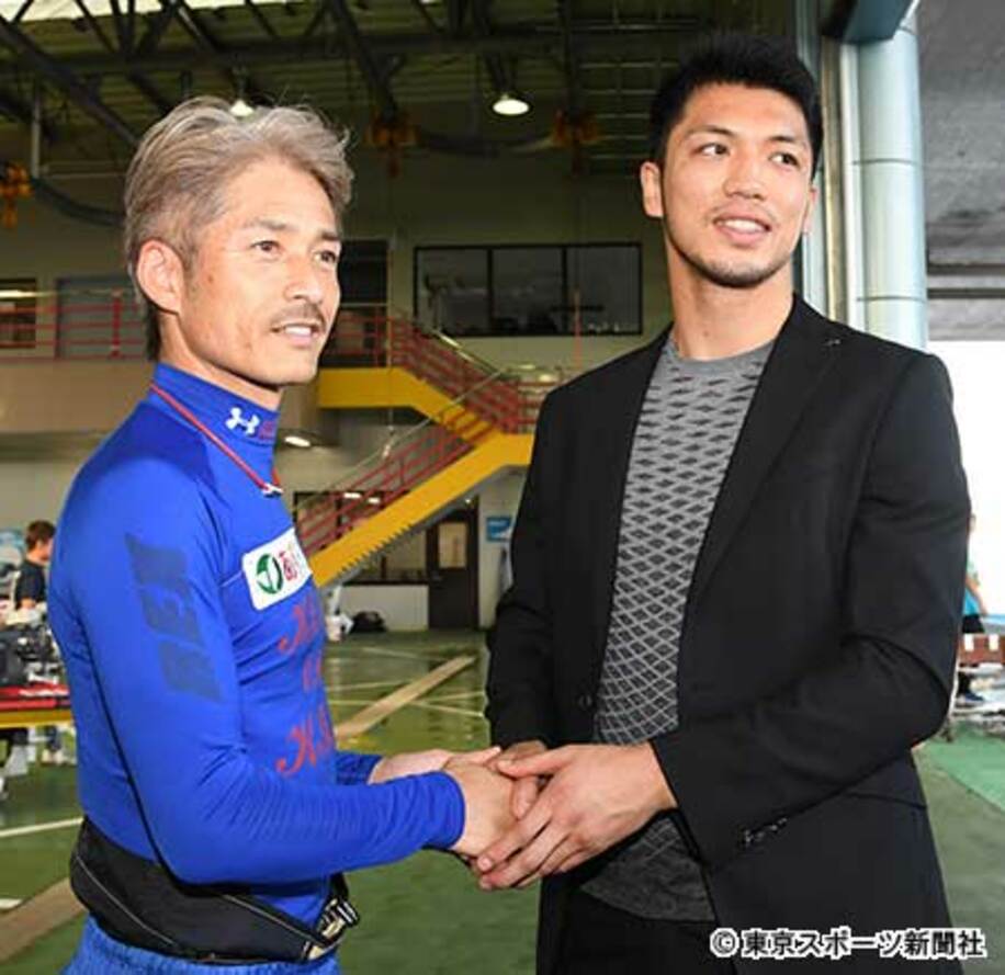  松井繁（左）と握手する村田諒太