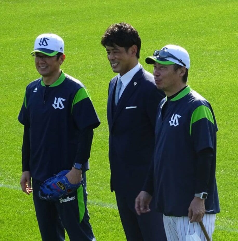  視察に訪れた侍ジャパン・稲葉監督を囲むヤクルト・高津監督(右)と古田臨時コーチ