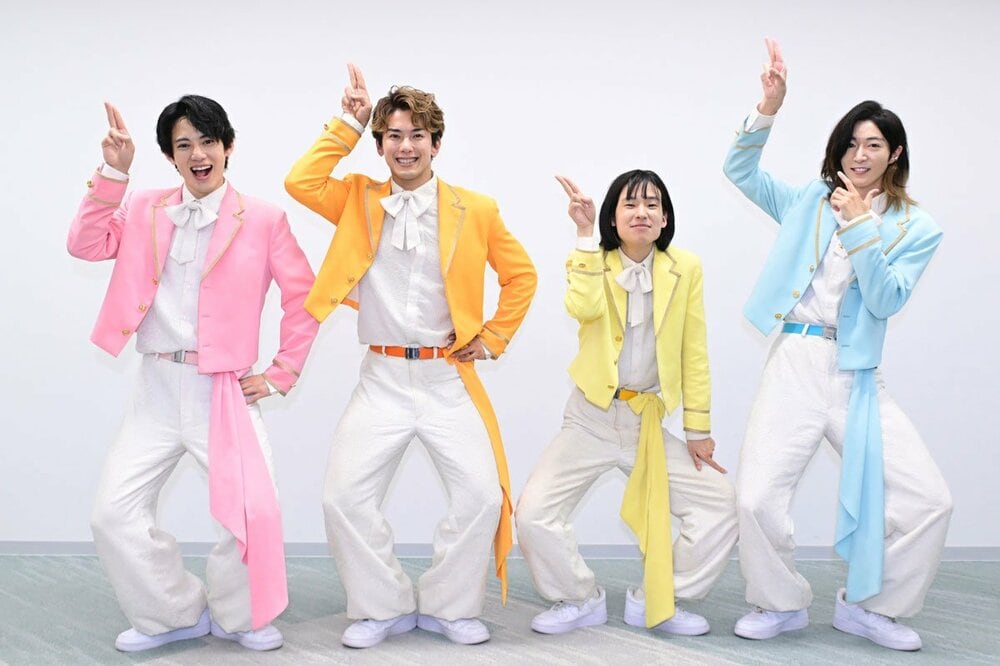 ポーズを決める(左から)ケンケン、じん、おヨネ、サカイJr.