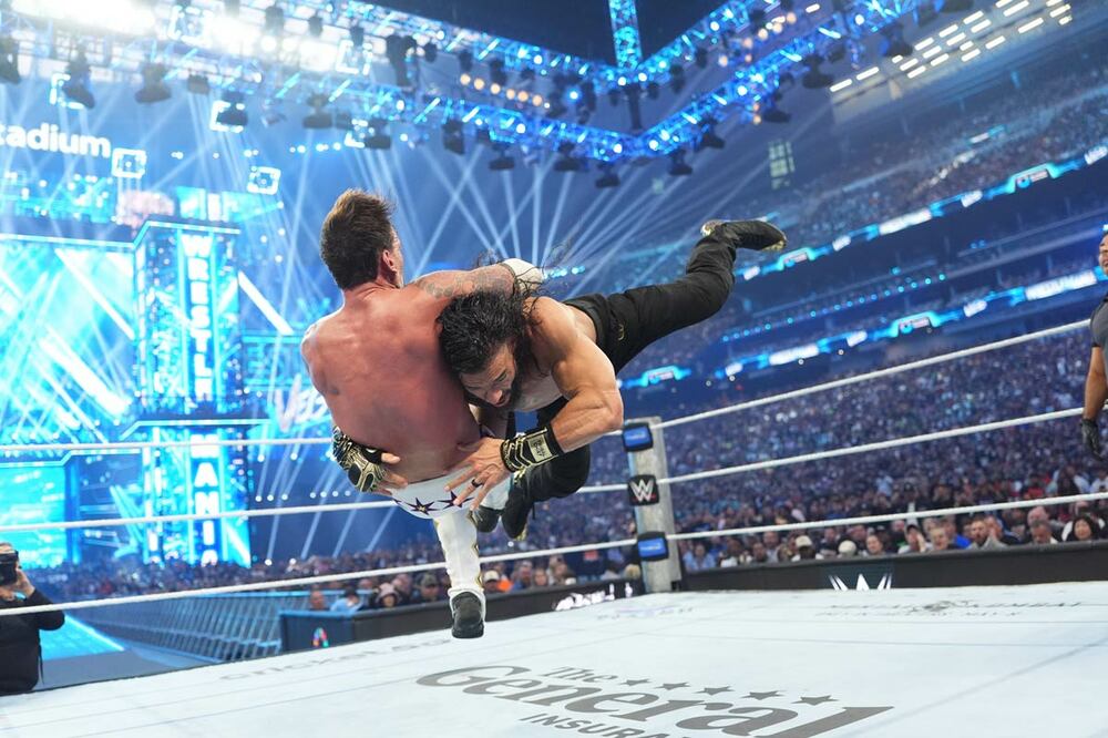 ローマン・レインズ（右）はCMパンクにこん身のスピアー（©WWE）