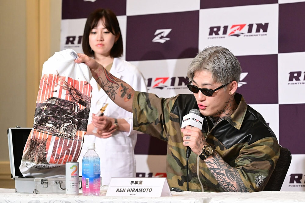 「ストップ飲酒運転」Tシャツを取り出した平本蓮