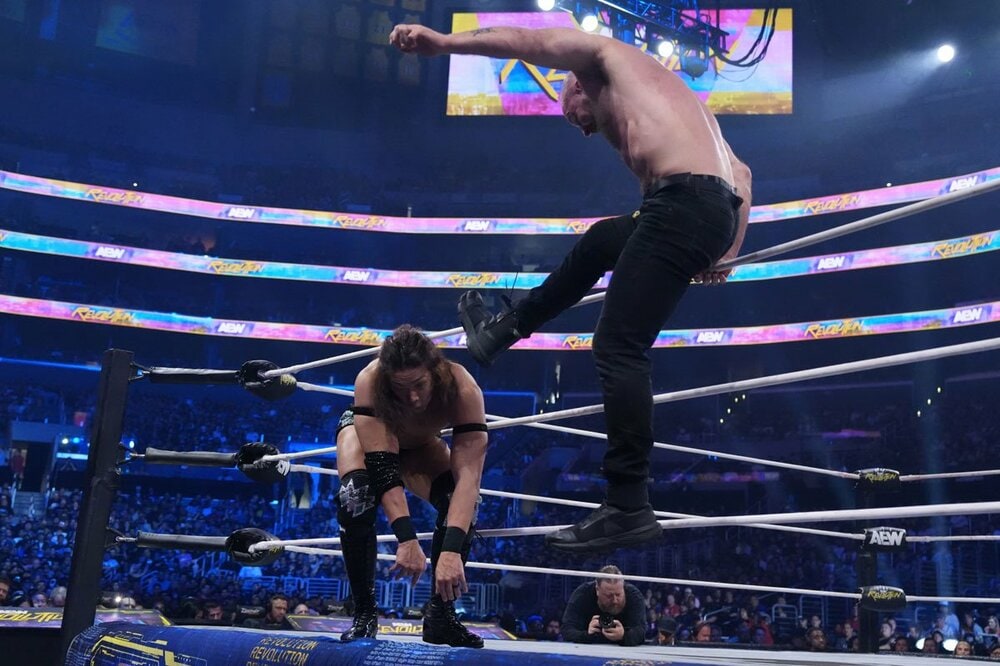 竹下幸之介（左）はジョン・モクスリーのストンプを浴びる ©All Elite Wrestling