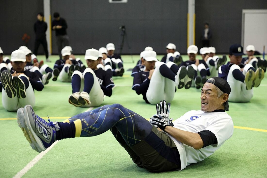 昨秋、九州国際大付属の野球部員とトレーニングしたイチロー氏（代表撮影）