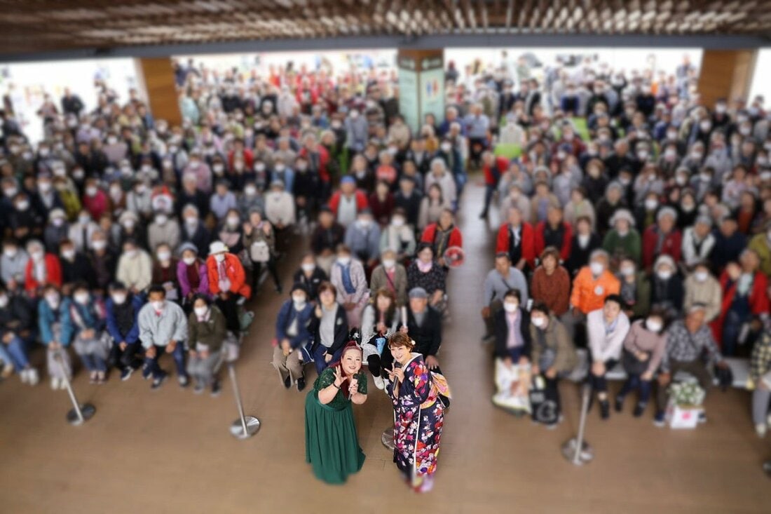 約400人の聴衆を集めた市川由紀乃
