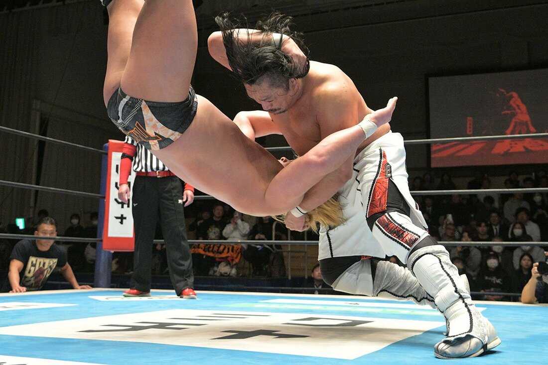 大岩陵平(左)とド迫力の肉弾戦を繰り広げた後藤洋央紀