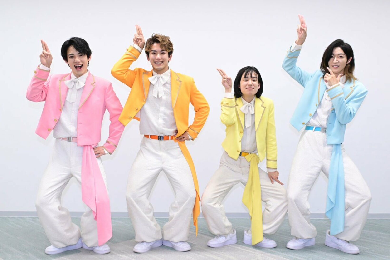 ポーズを決める（左から）ケンケン、じん、おヨネ、サカイＪｒ．
