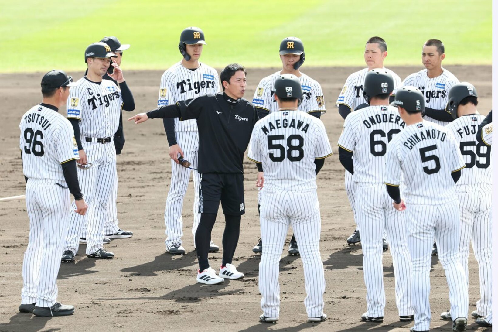 阪神ナインに走塁指導する赤星憲広臨時コーチ(中)